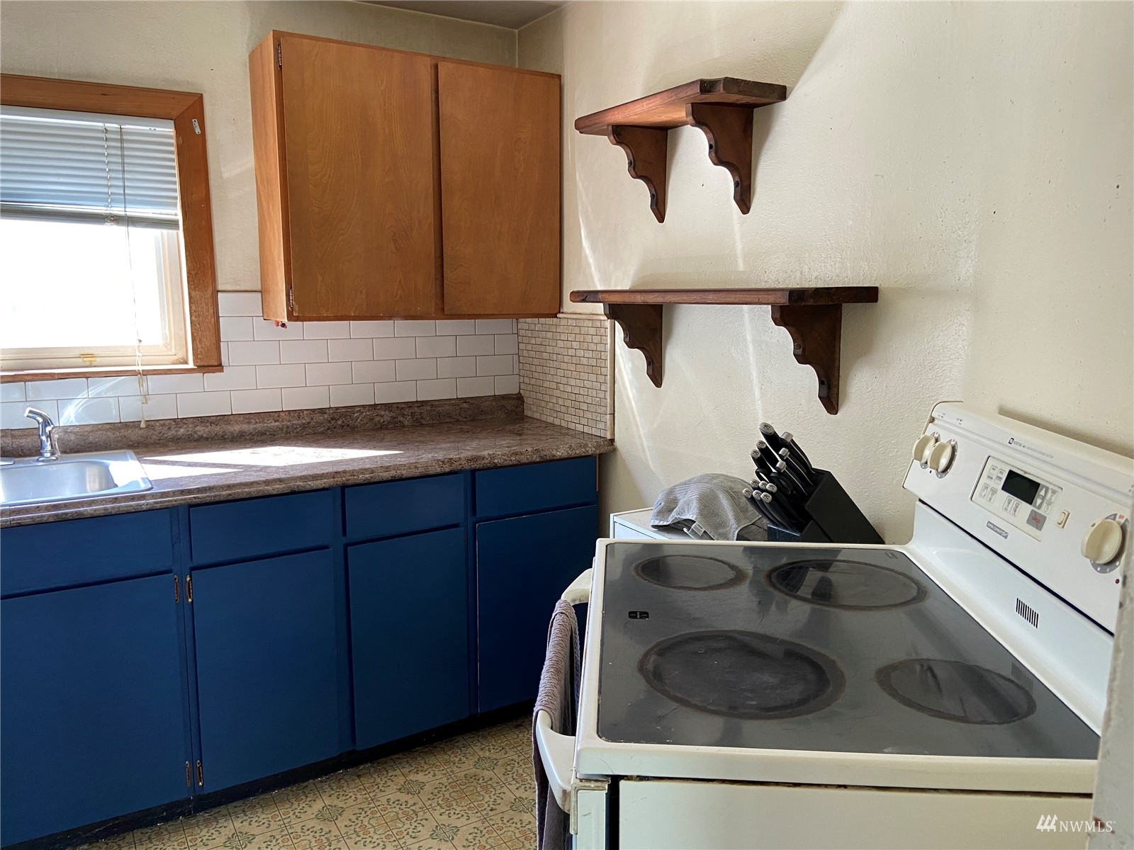 4191 Kitsap Lake Road Northwest Bremerton, WA 98312 - Photo 4 of 17 a bathroom with a sink and a washing machine