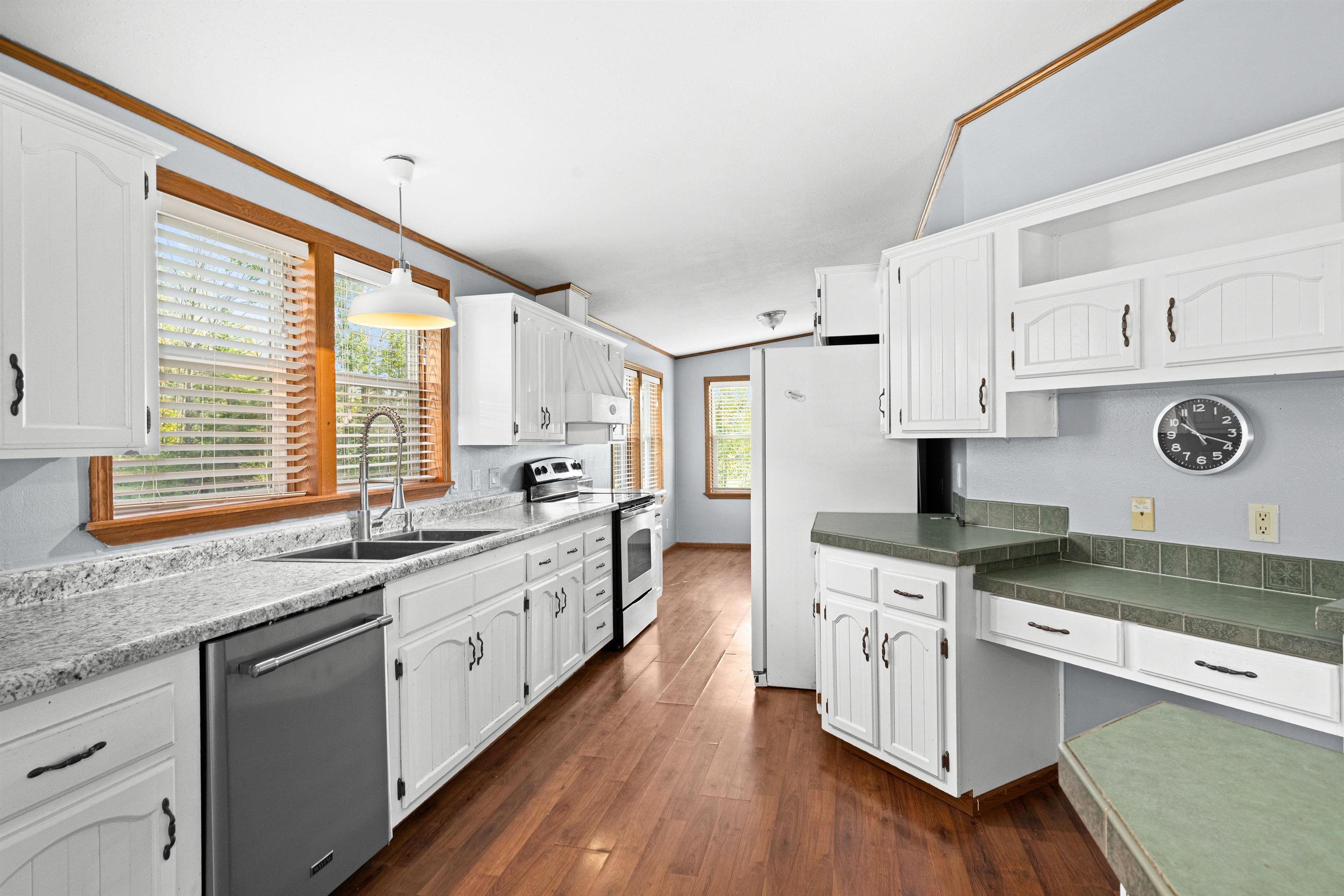 3126 Beyer Road Duluth, MN 55804 - Photo 6 of 22 Kitchen w/laminate flooring, white cabinetry & peninsula & w/dining bay.