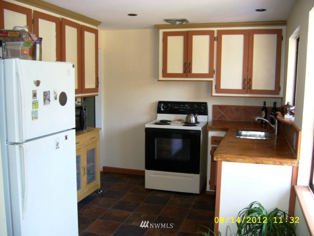 3325 Northeast 9th Street Renton, WA 98056 - Photo 3 of 6