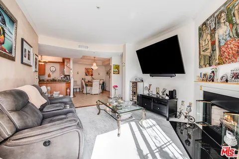 $799,000 | 12407 Moorpark Street, Unit 106, Studio City, CA 91604