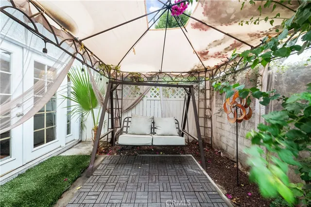 a view of yard with small space