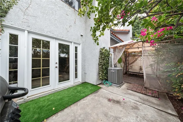 a front view of house with yard