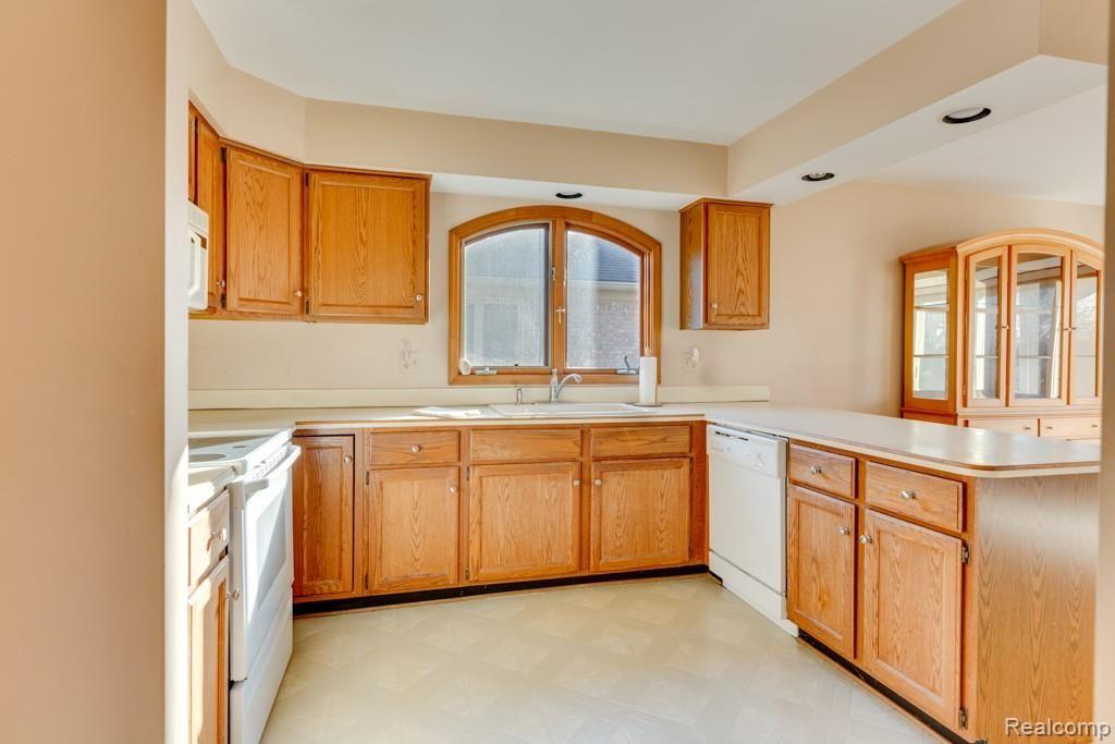 385 Buttercup Drive Rochester Hills, MI 48307 - Photo 10 of 33