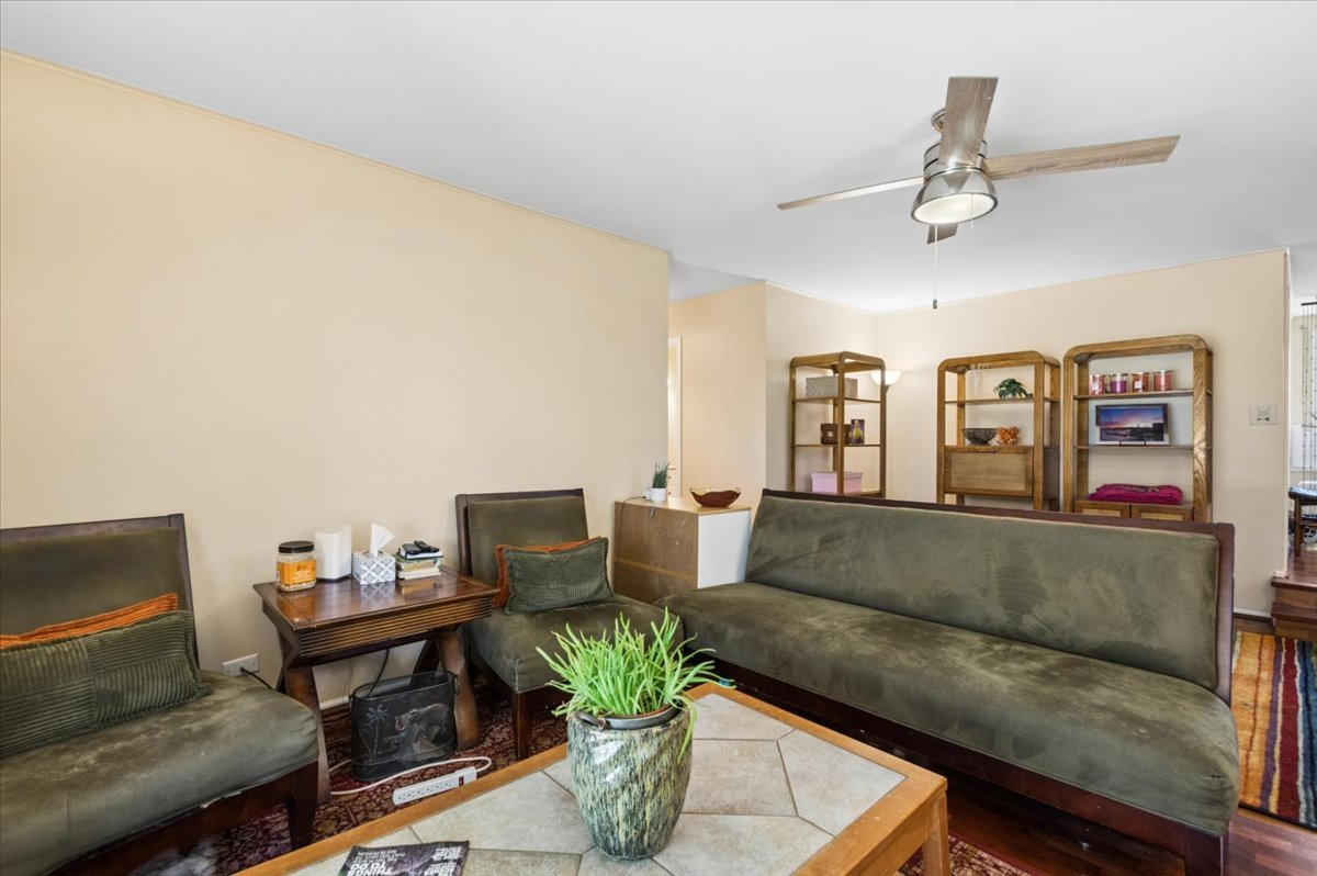 166 Hemingway Court, Unit 252 Vernon Hills, IL 60061 - Photo 6 of 18 a living room with furniture and a potted plant