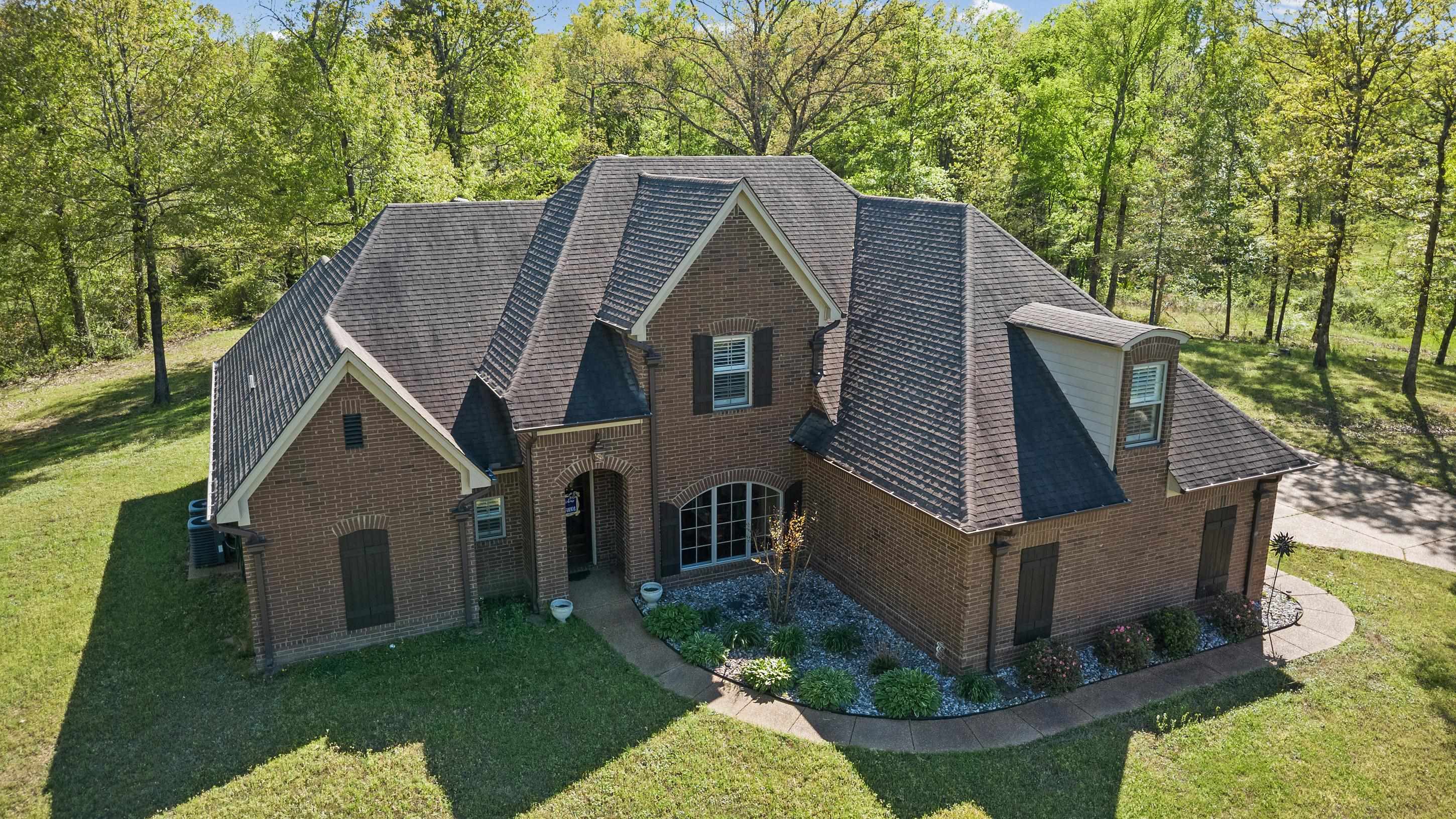 1795 Gaines Road Hernando, MS 38632 - Photo 35 of 40 a front view of a house with garden