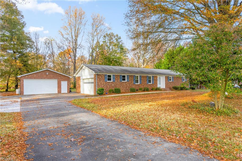 709 Skeet Club Road High Point, NC 27265 - Photo 3 of 32