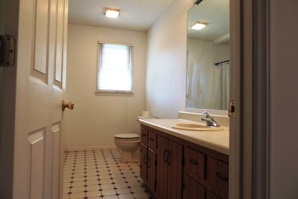 2040 Highway 187 Anderson, SC 29626 - Photo 16 of 29 Good sized full bathroom right off the master bedr