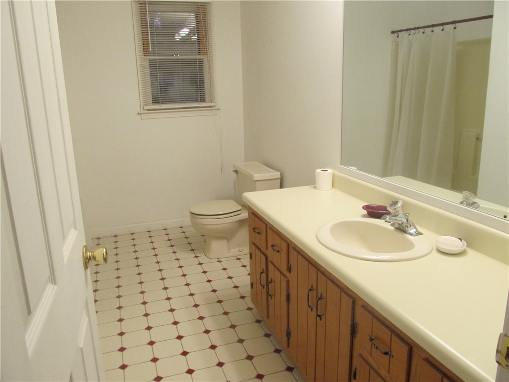 2040 Highway 187 Anderson, SC 29626 - Photo 17 of 29 Full bathroom directly off the master bedroom