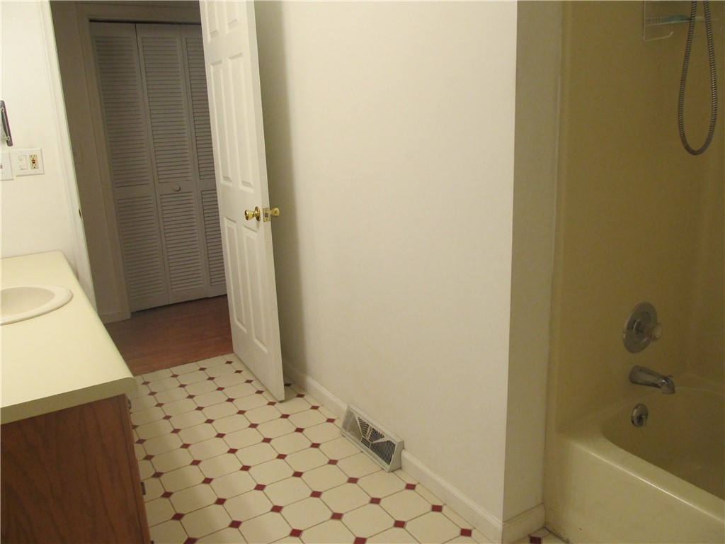 2040 Highway 187 Anderson, SC 29626 - Photo 18 of 29 Tub/shower combination in bathroom