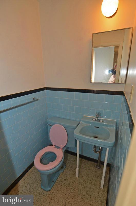 1317 Brixton Road Baltimore, MD 21239 - Photo 7 of 14 Bath