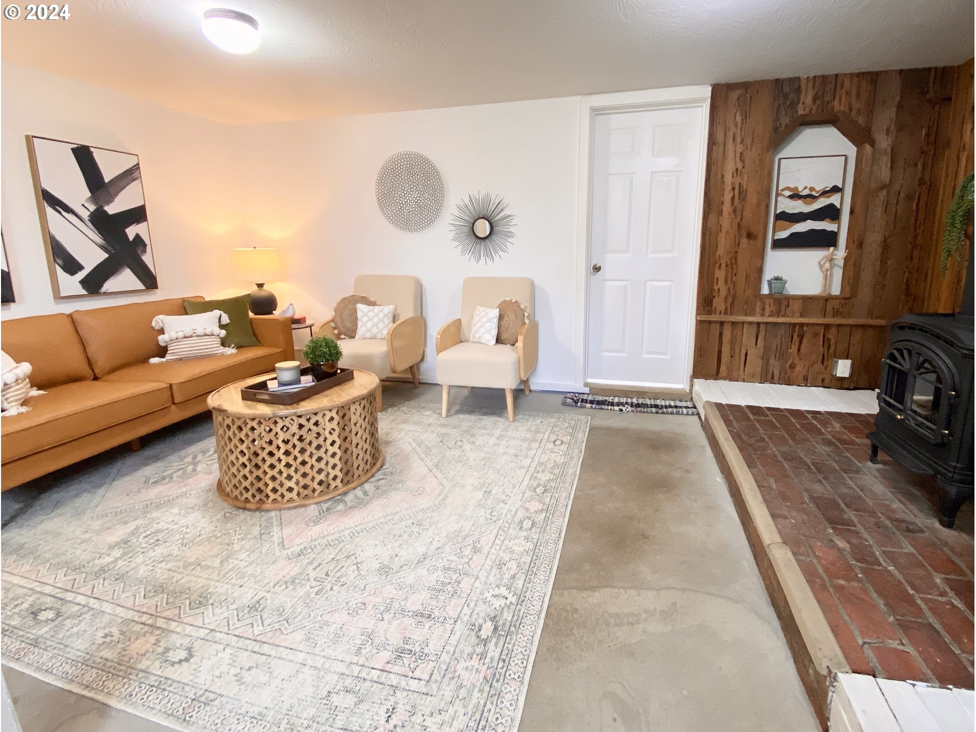 2425 E Street Springfield, OR 97477 - Photo 13 of 36 a living room with furniture