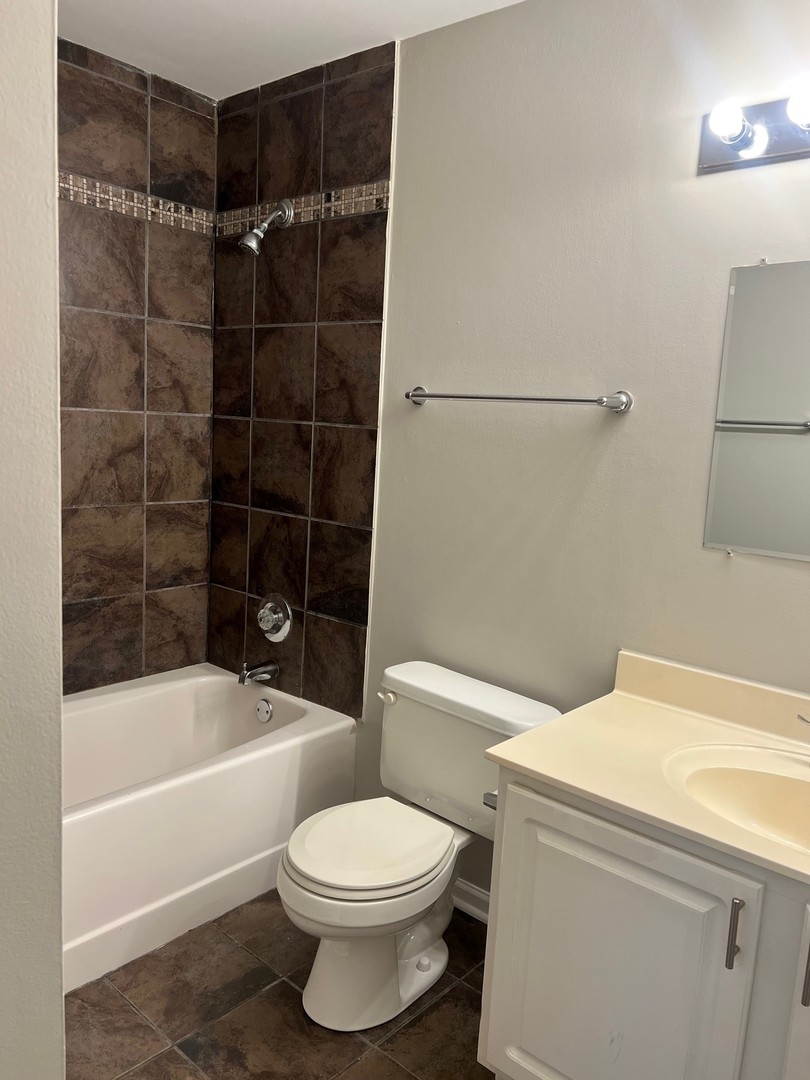 3393 Ravinia Circle Aurora, IL 60504 - Photo 11 of 14 a bathroom with a toilet and a bathtub