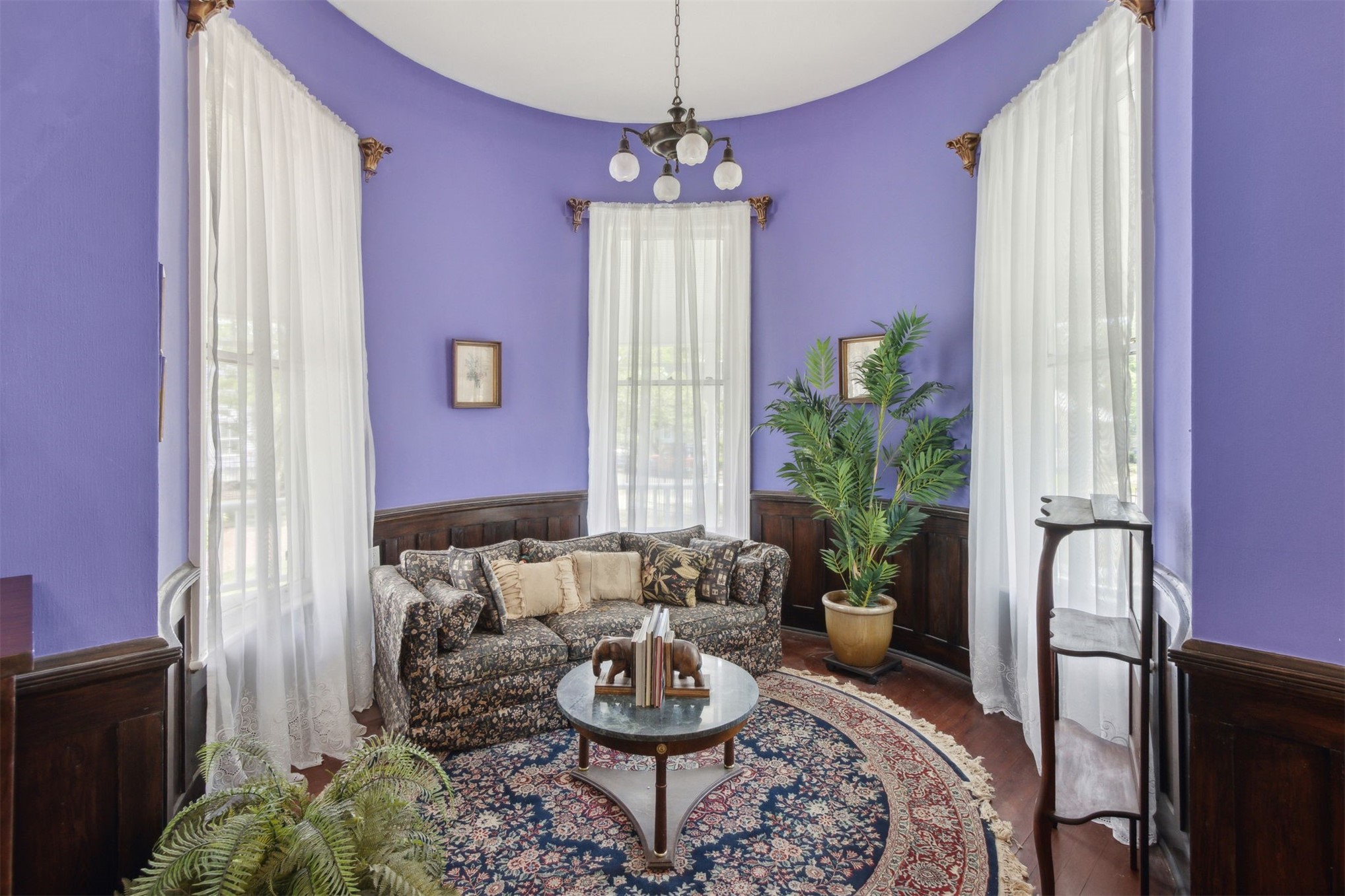 327 South 7th Street Fernandina Beach, FL 32034 - Photo 29 of 71 a living room with furniture and a potted plant