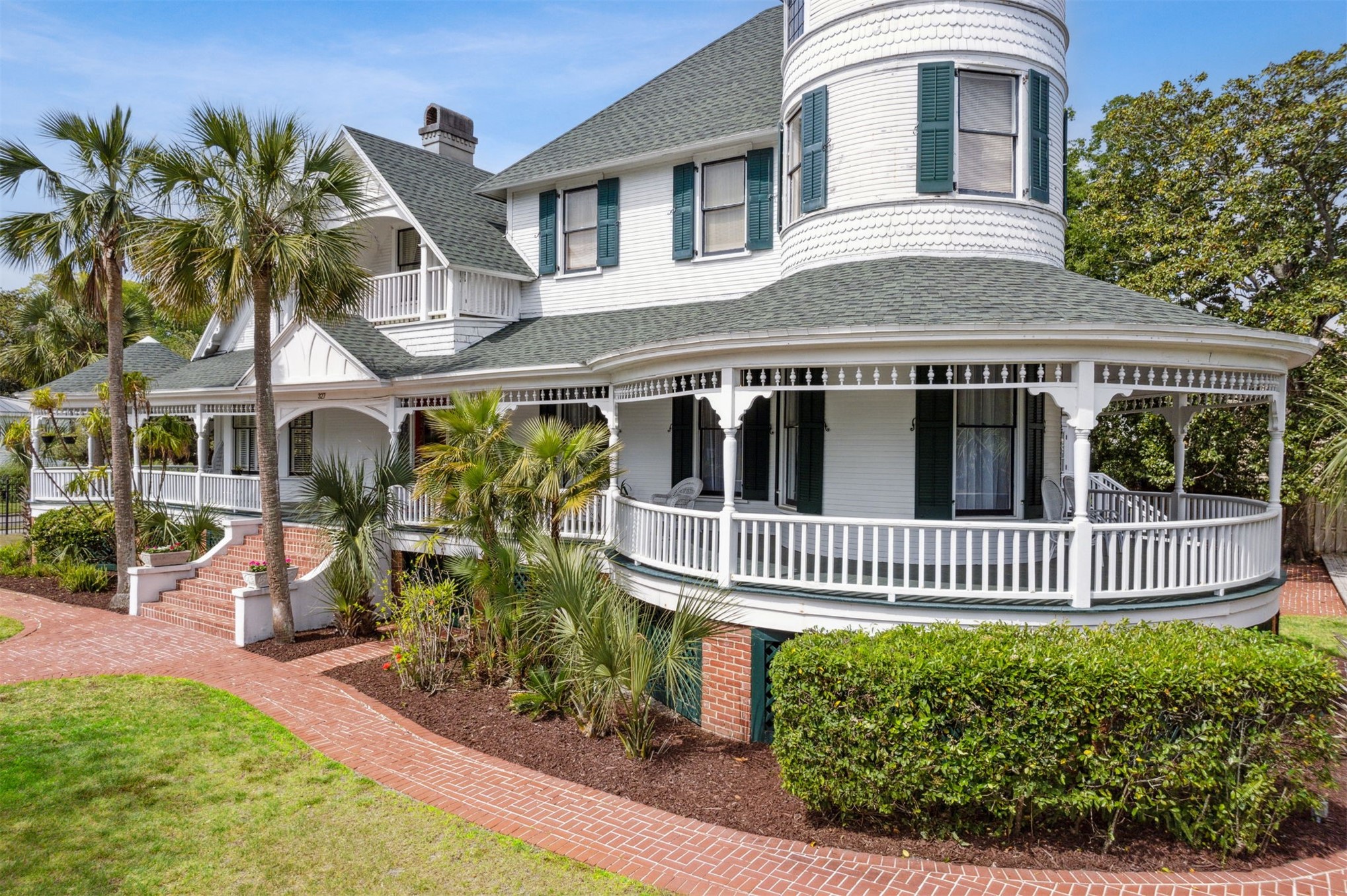 327 South 7th Street Fernandina Beach, FL 32034 - Photo 5 of 71 front view of a house with a garden