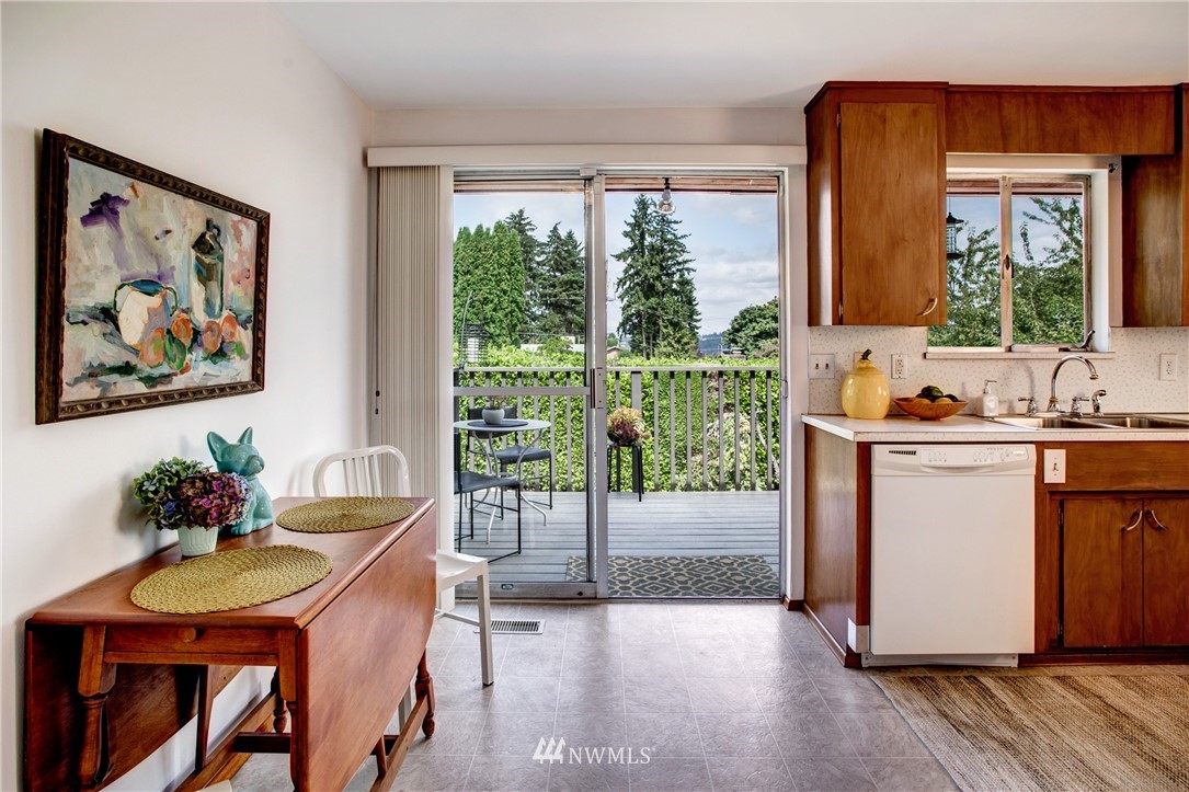 7620 South 115th Street Seattle, WA 98178 - Photo 11 of 33 a room with furniture and window