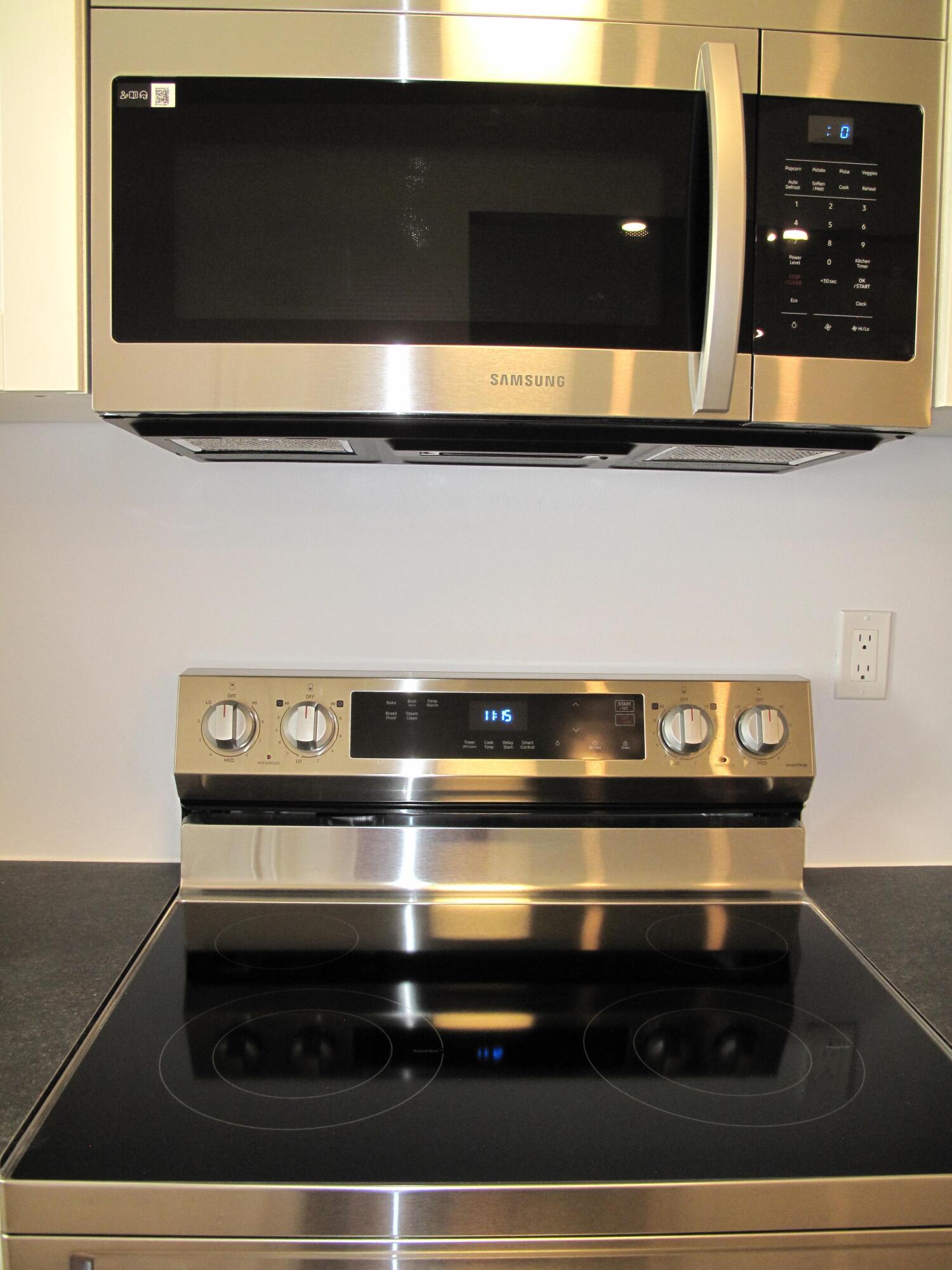 1102 North Drive, Unit C Delray Beach, FL 33445 - Photo 9 of 36 a close view of stove