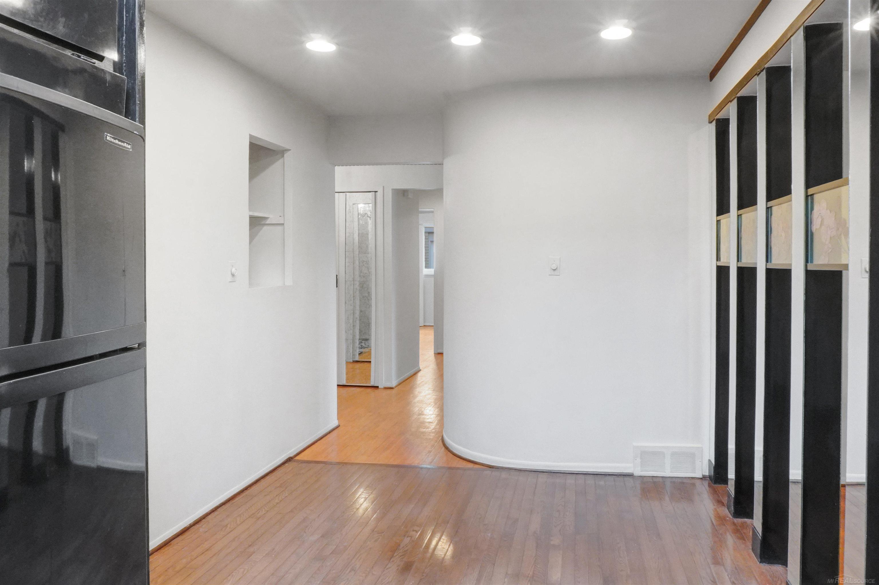 33726 Dyar Court Sterling Heights, MI 48310 - Photo 10 of 45 50212311-a6ee6993-c290-4ddd-a73b-97e7b6bb3f57.JPG