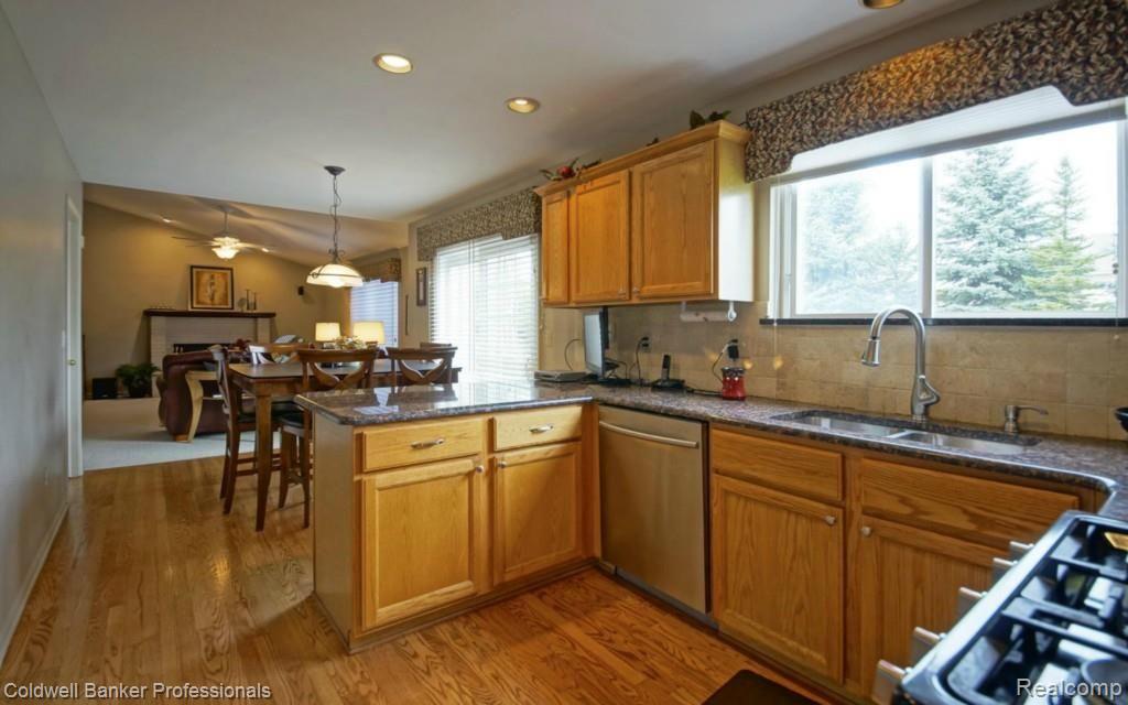 25930 Junction Novi, MI 48375 - Photo 7 of 25 Kitchen with Eating Area