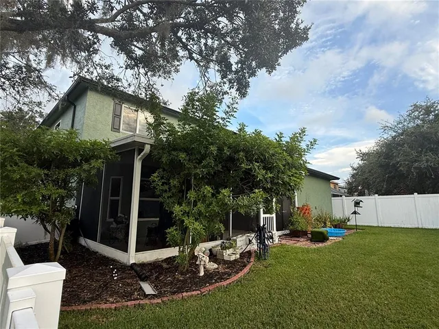 a view of a house with backyard and garden