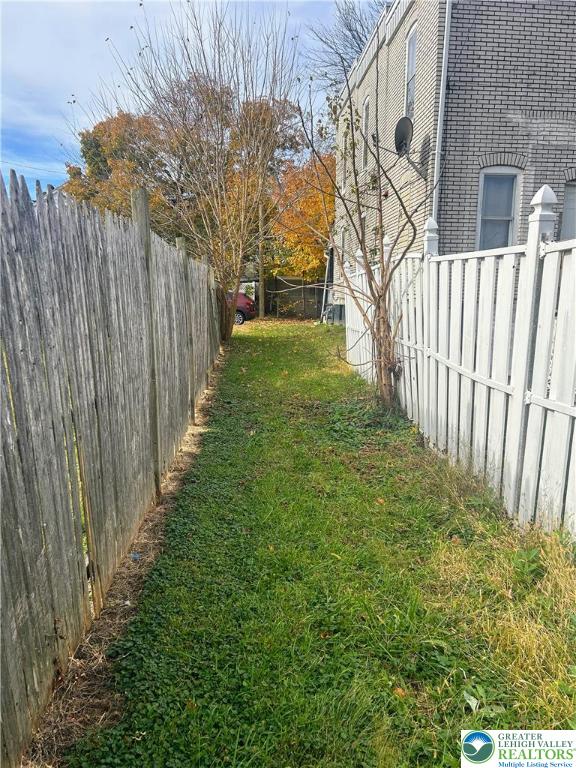 816 North Shell Street Allentown, PA 18109 - Photo 20 of 22 a view of yard with wooden fence
