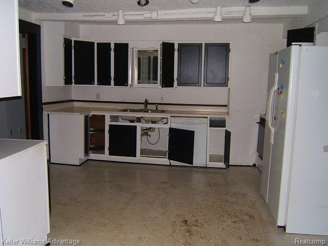 2959 Potter Road Wixom, MI 48393 - Photo 3 of 17 kitchen