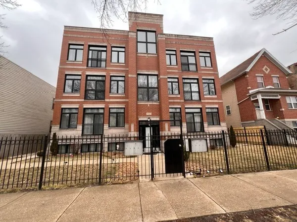 $2,500 | 633 East Bowen Avenue, Unit 3W, Chicago, IL 60653