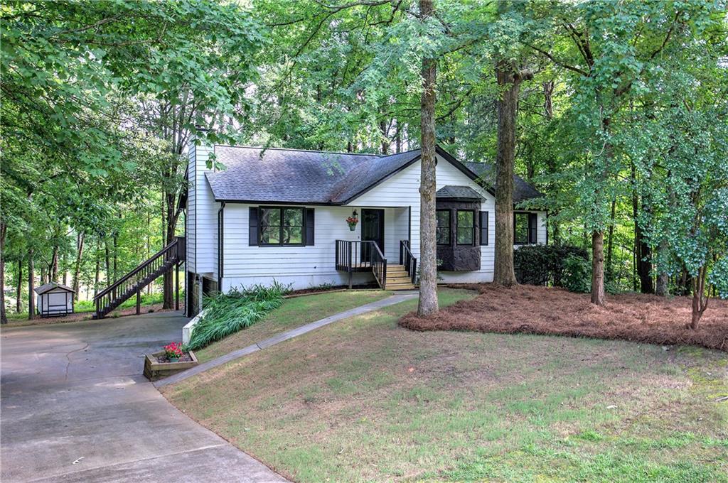 17 West Ridge Drive Southeast Cartersville, GA 30121 - Photo 4 of 37 a front view of a house with garden