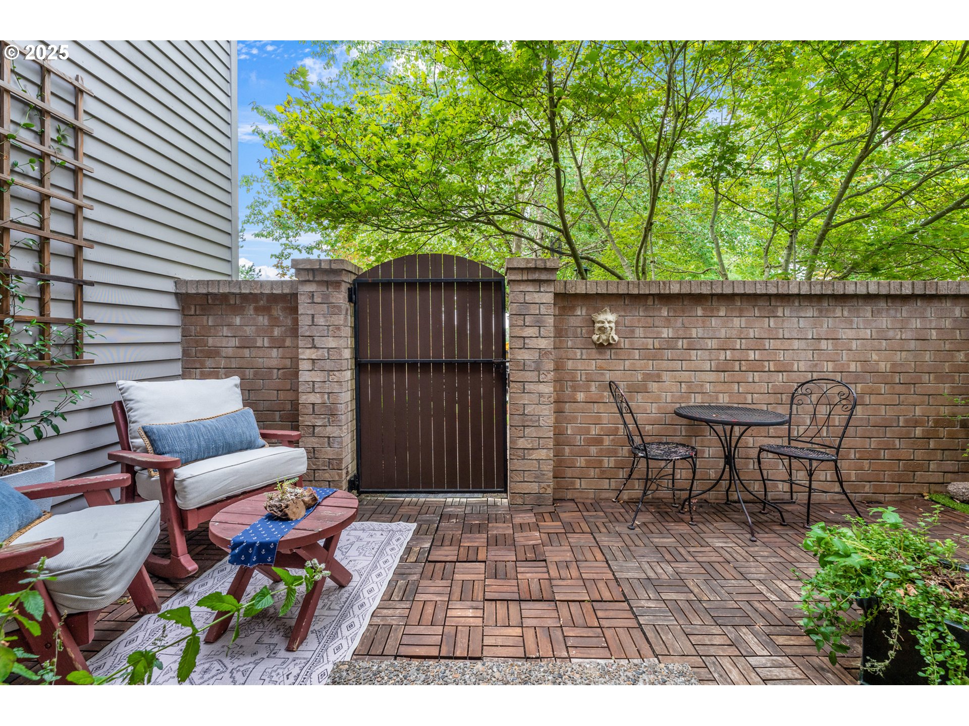 8200 Southwest Maxine Lane, Unit 59 Wilsonville, OR 97070 - Photo 27 of 33 a backyard of a house with table and chairs