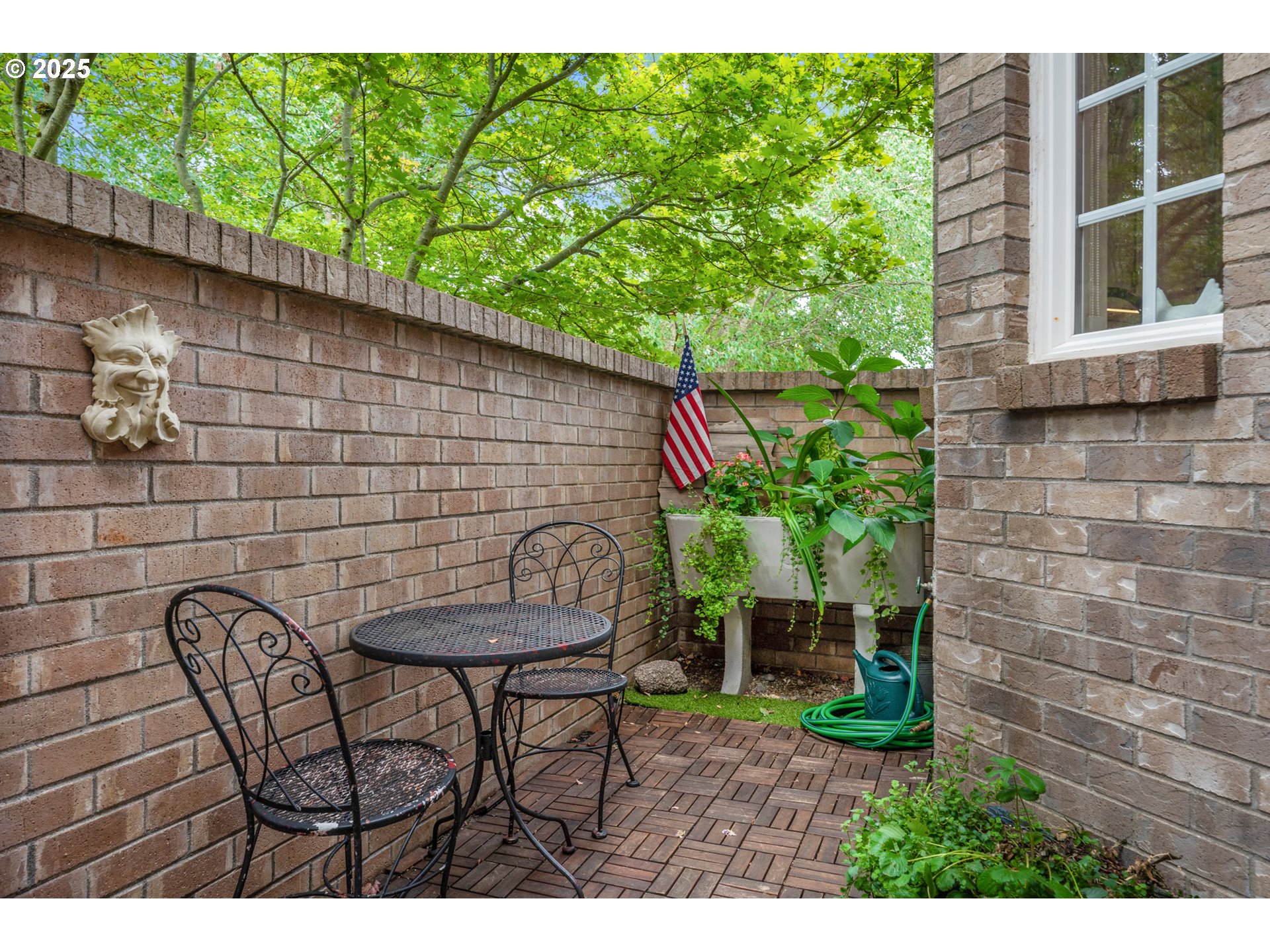 8200 Southwest Maxine Lane, Unit 59 Wilsonville, OR 97070 - Photo 28 of 33 a backyard of a house with table and chairs