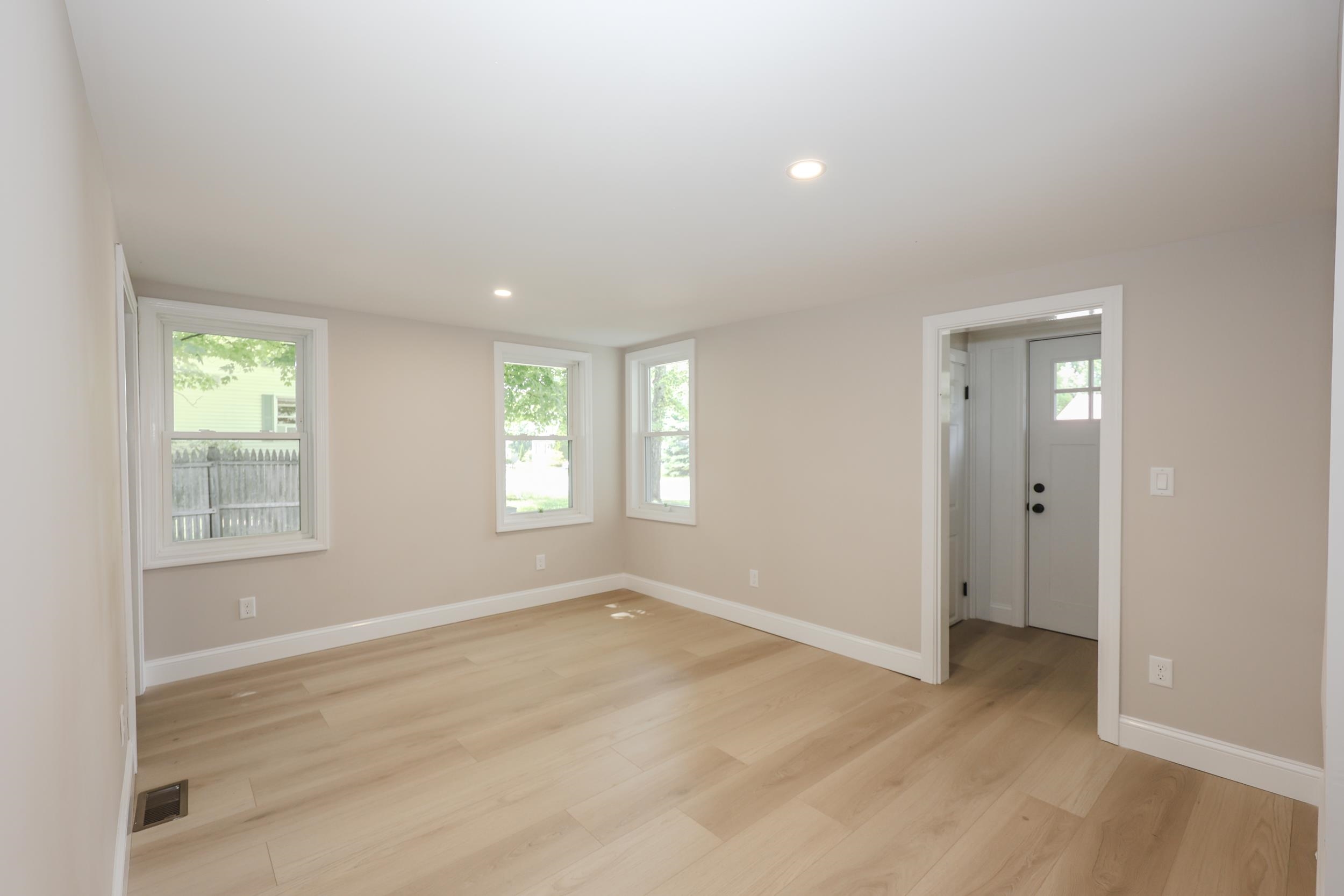 32 Raymond Road Auburn, NH 03032 - Photo 4 of 46