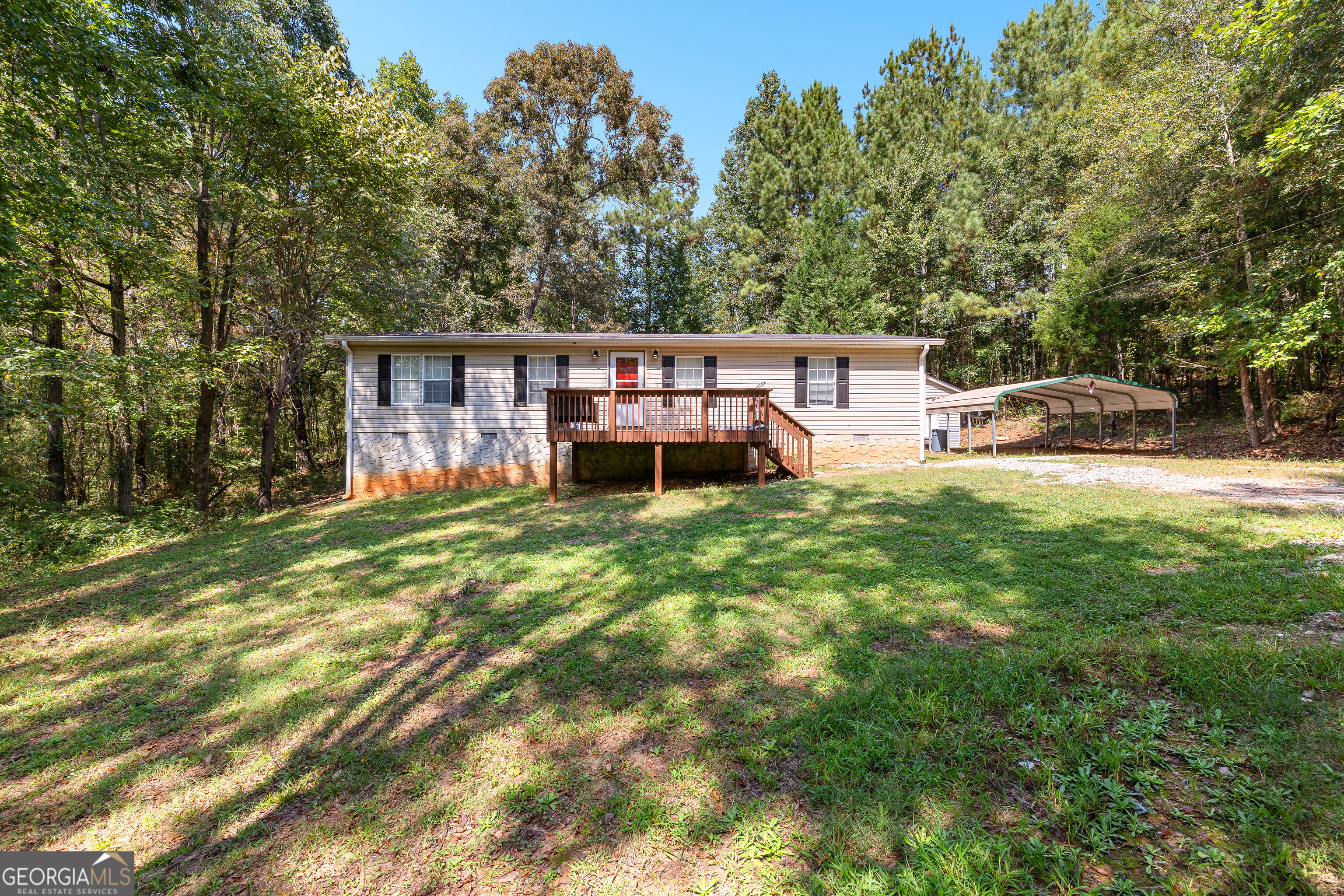 a view of a house with backyard and porch
