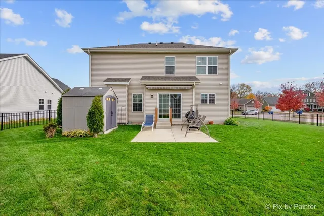 a view of a house with backyard and porch