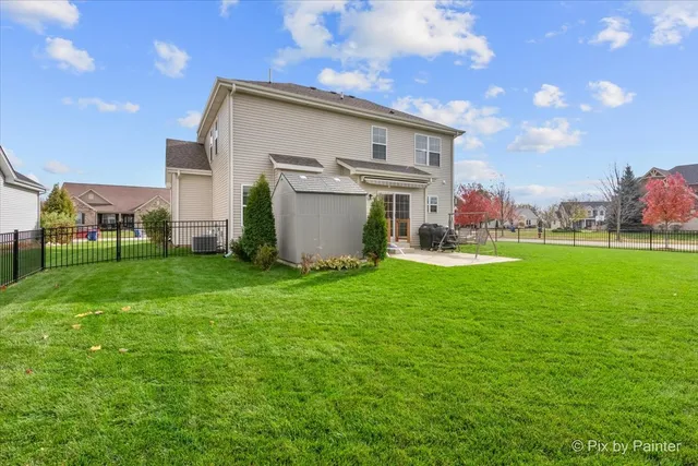 a view of backyard of the house