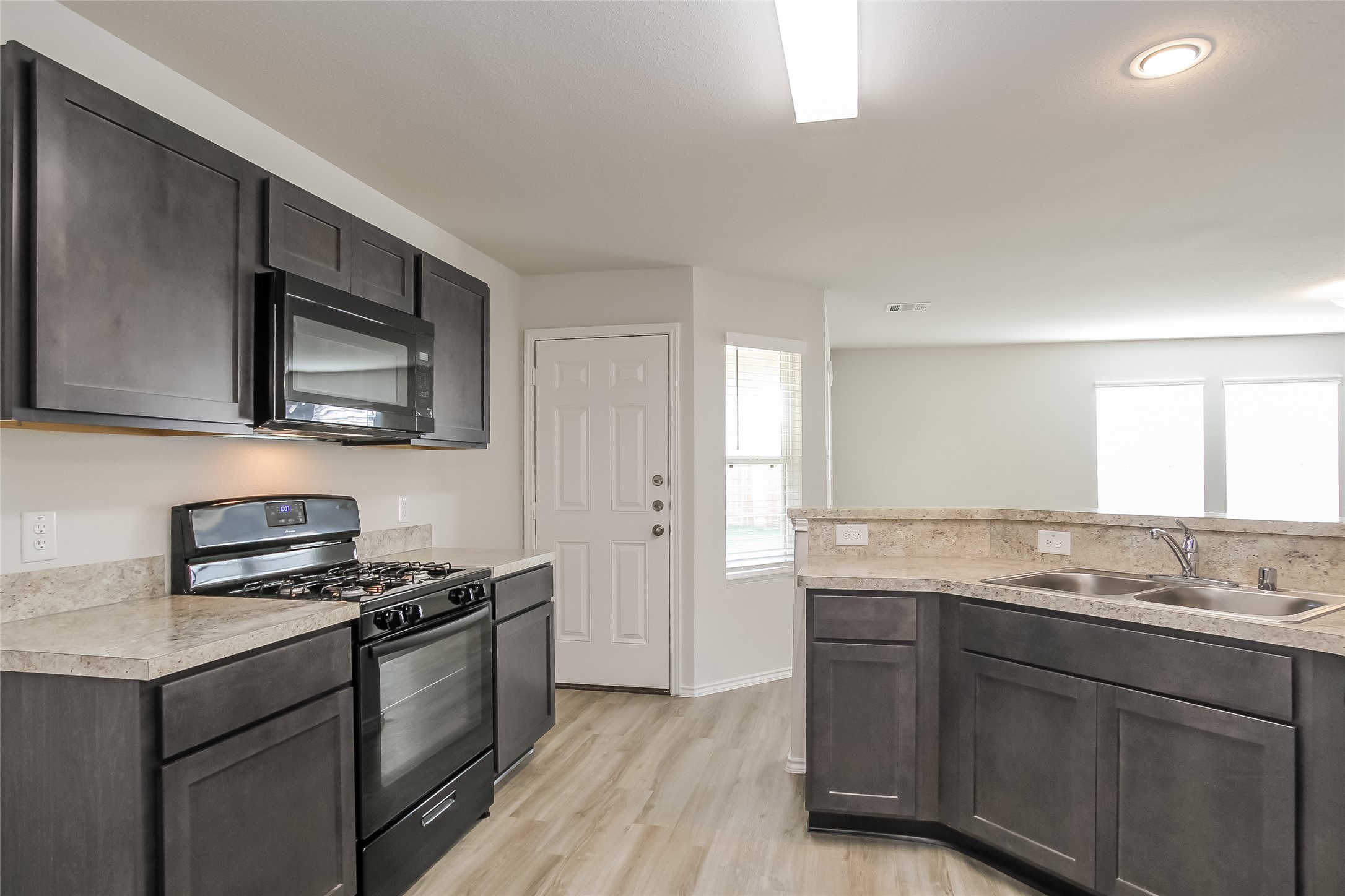 8802 Lar Ree Oaks Circle Houston, TX 77028 - Photo 4 of 15