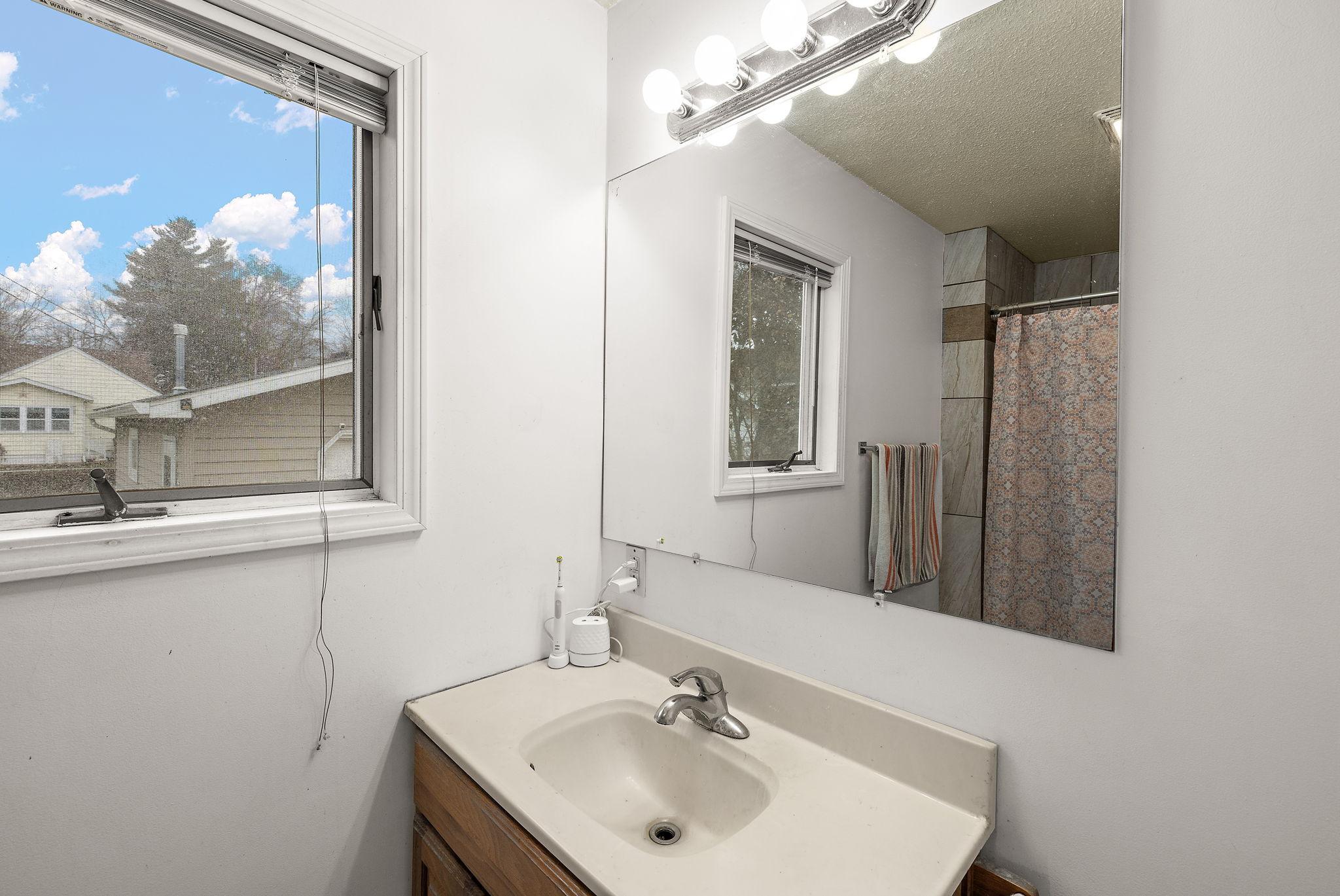 402 11th Avenue Southwest Austin, MN 55912 - Photo 14 of 38