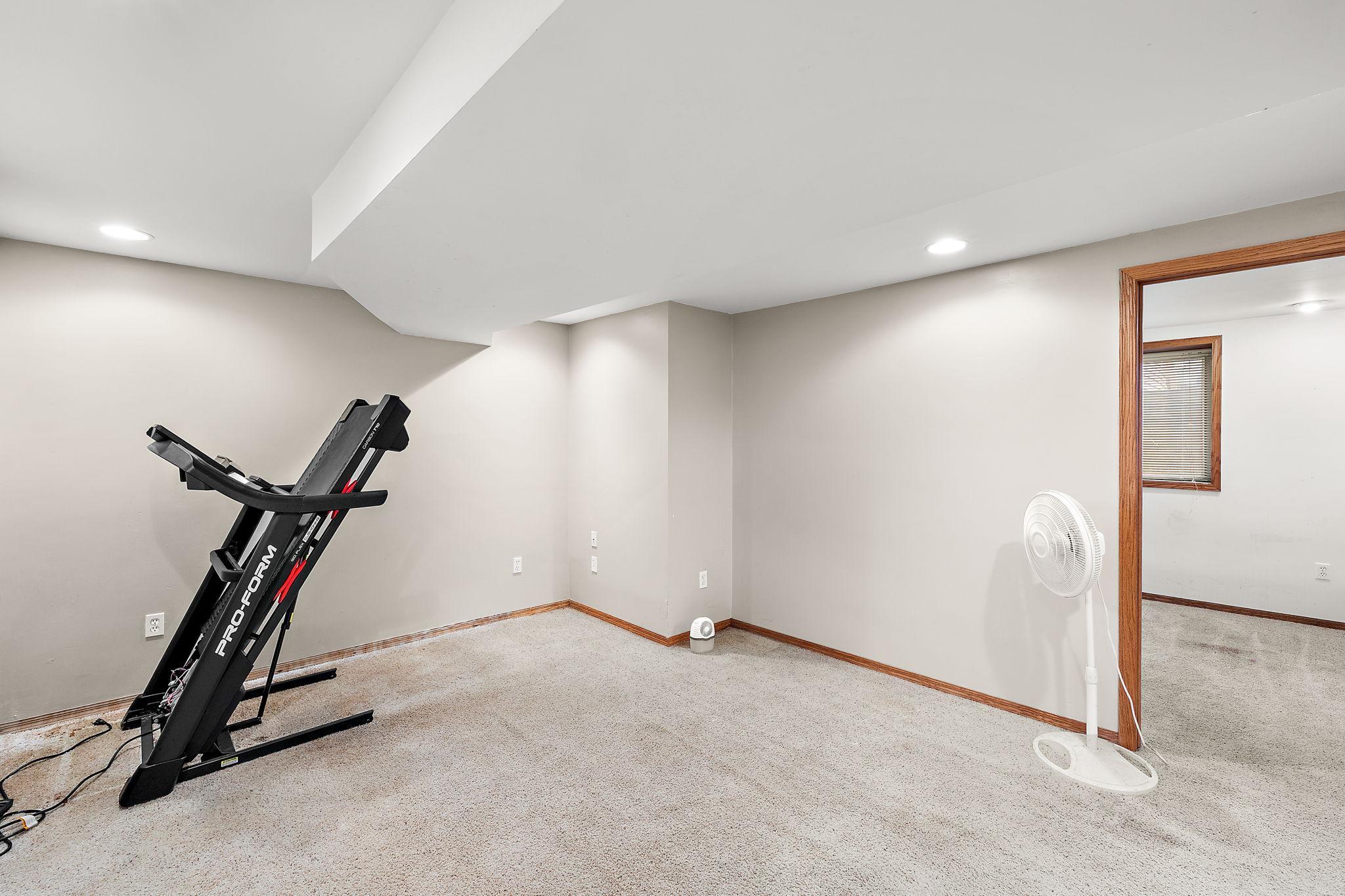 402 11th Avenue Southwest Austin, MN 55912 - Photo 22 of 38