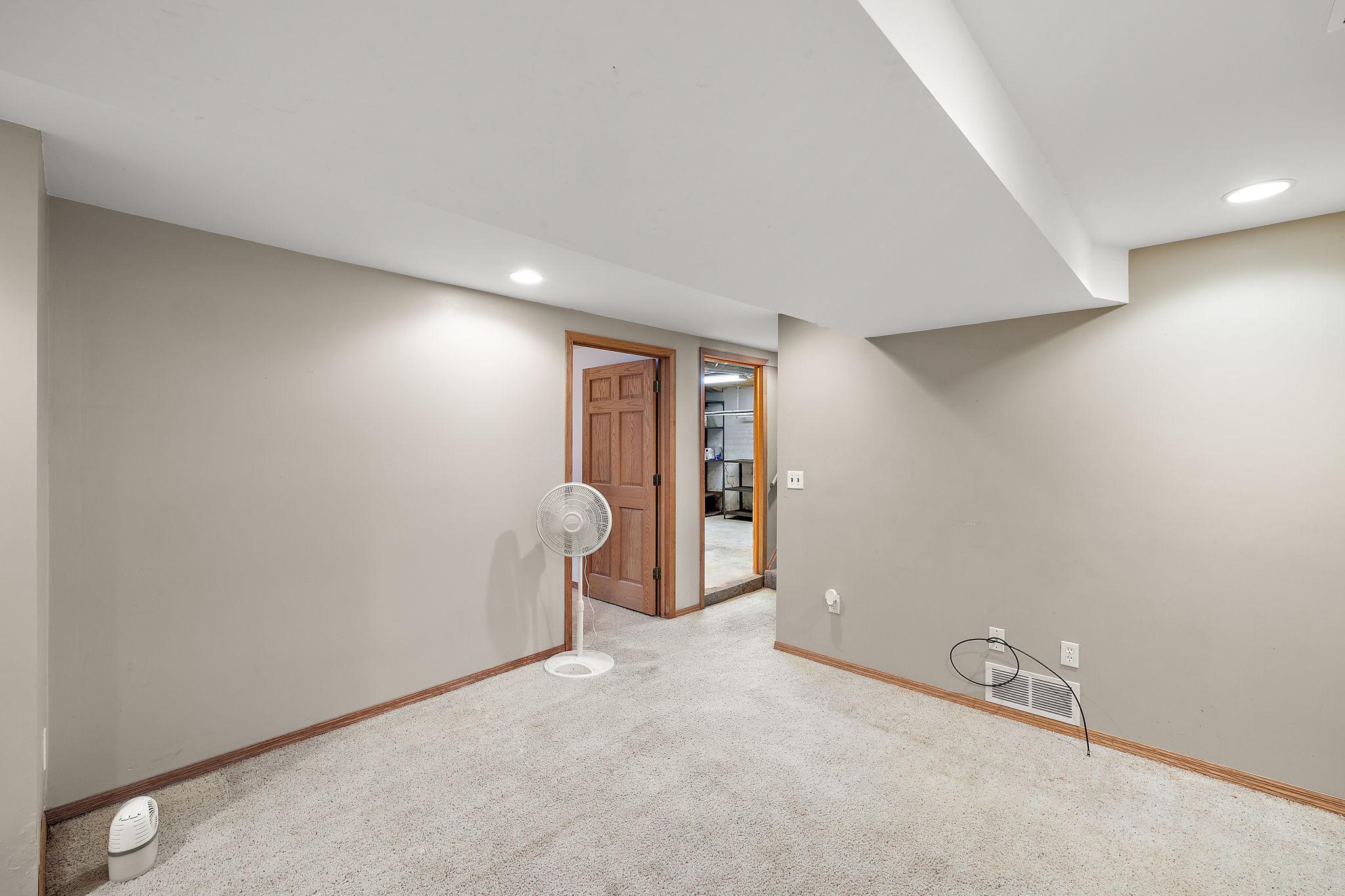 402 11th Avenue Southwest Austin, MN 55912 - Photo 23 of 38