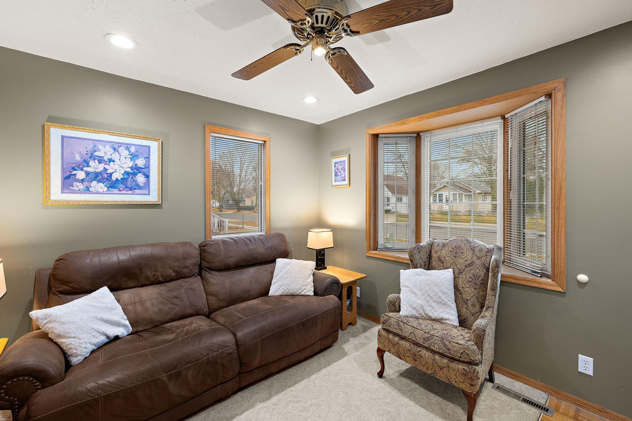 402 11th Avenue Southwest Austin, MN 55912 - Photo 3 of 38