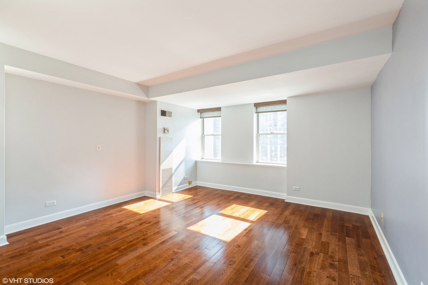 40 East 9th Street, Unit 1605 Chicago, IL 60605 - Photo 11 of 21 an empty room with wooden floor and windows