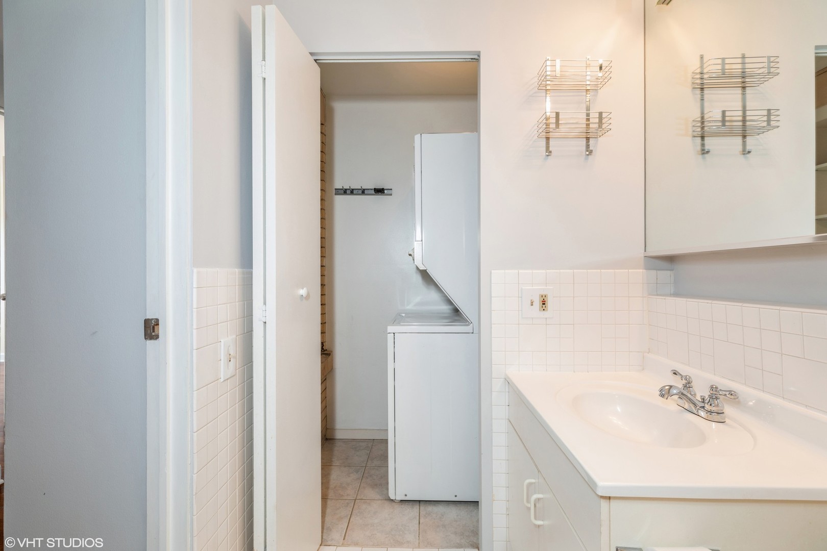40 East 9th Street, Unit 1605 Chicago, IL 60605 - Photo 14 of 21 a bathroom with a sink and a mirror
