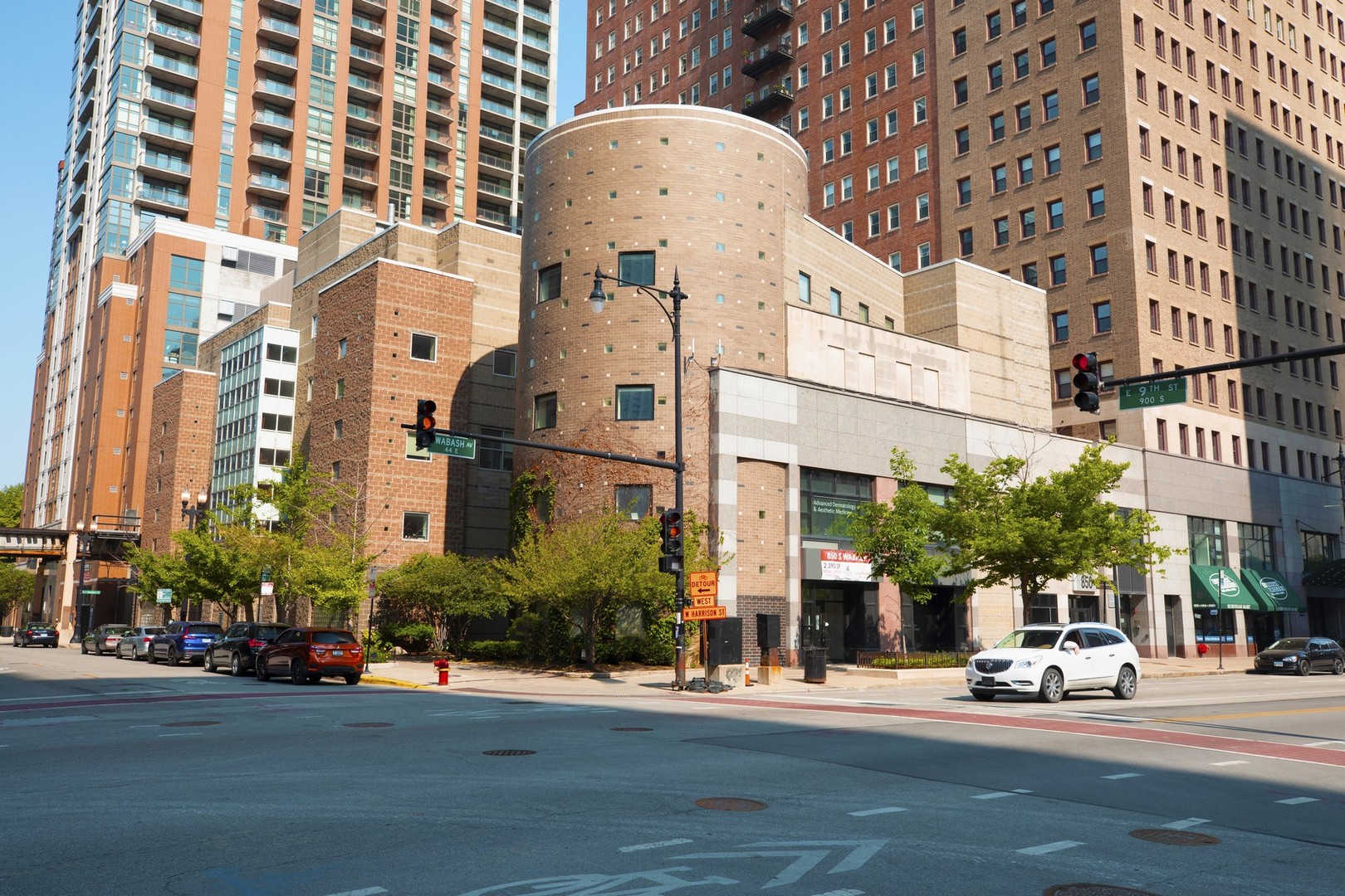 40 East 9th Street, Unit 1605 Chicago, IL 60605 - Photo 2 of 21 front view of a building