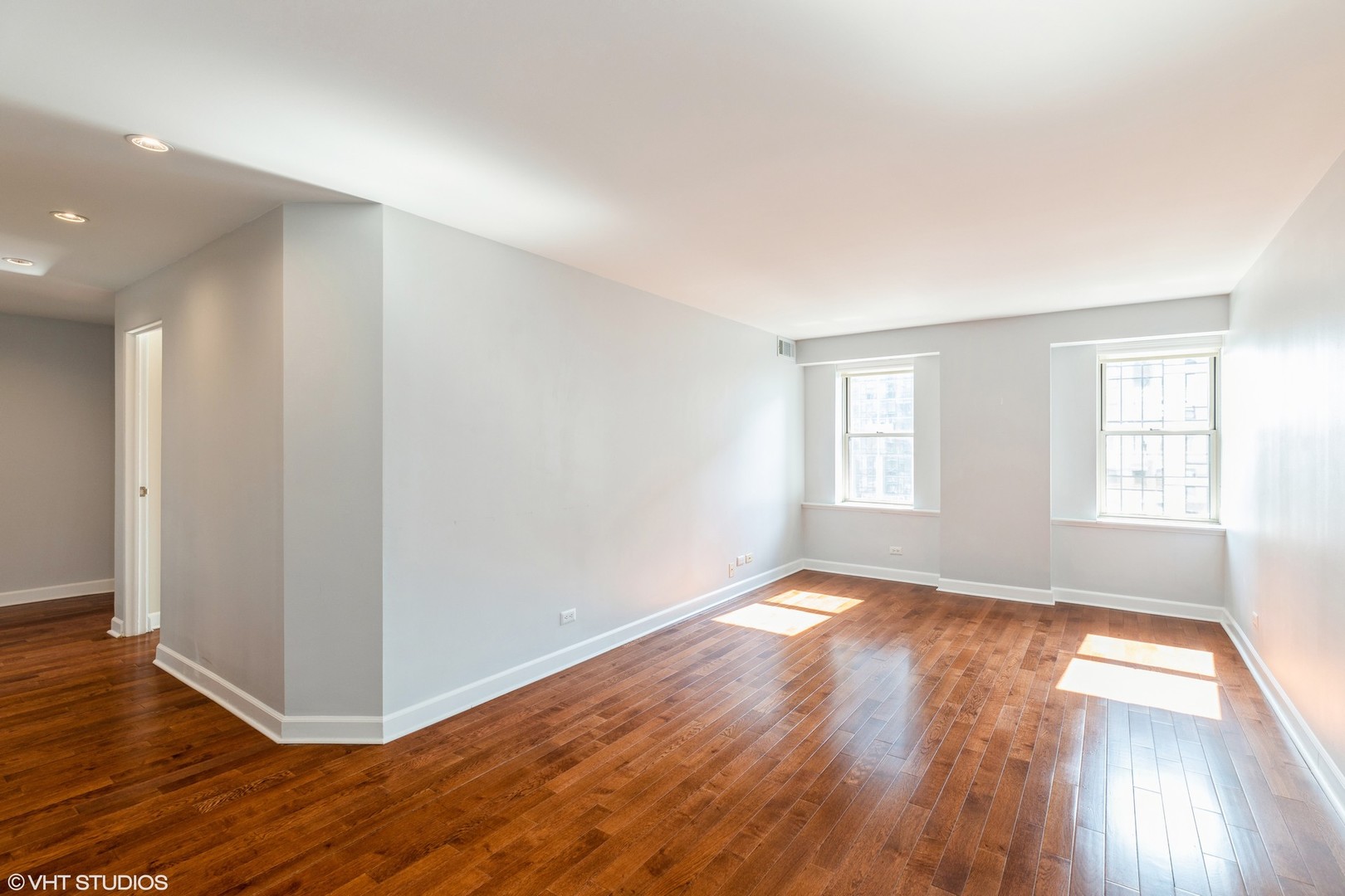 40 East 9th Street, Unit 1605 Chicago, IL 60605 - Photo 5 of 21 a view of empty room with wooden floor and fan