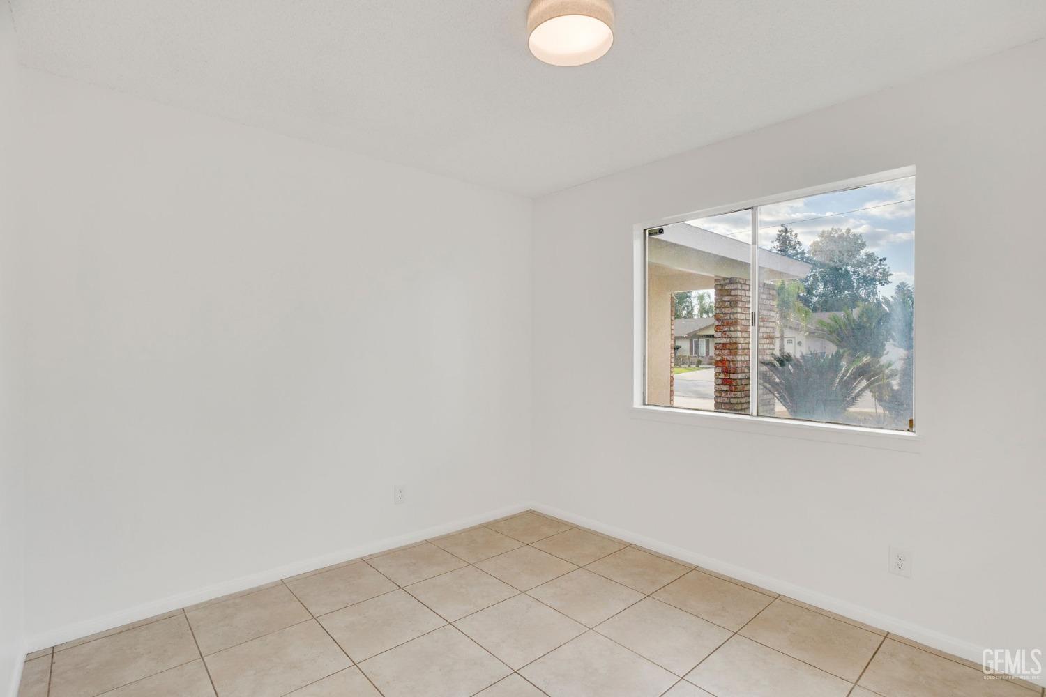 Undisclosed Address Bakersfield, CA 93304 - Photo 24 of 31 a view of empty room with window