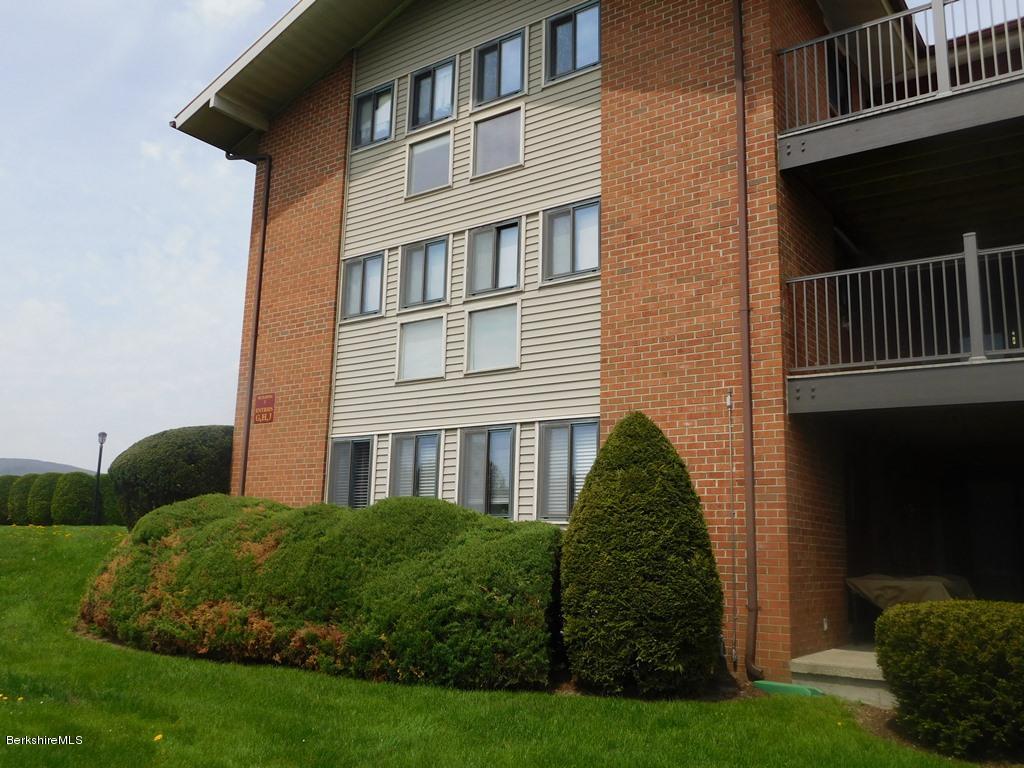 189 Stratton Road, Unit G4 Williamstown, MA 01267 - Photo 21 of 25 Patio, side of building