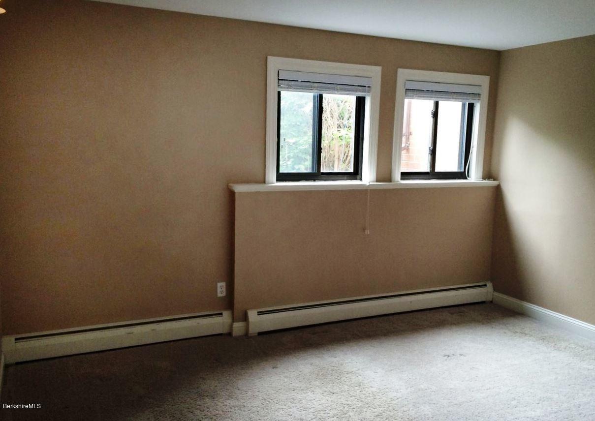189 Stratton Road, Unit G4 Williamstown, MA 01267 - Photo 10 of 25 Bedroom 1