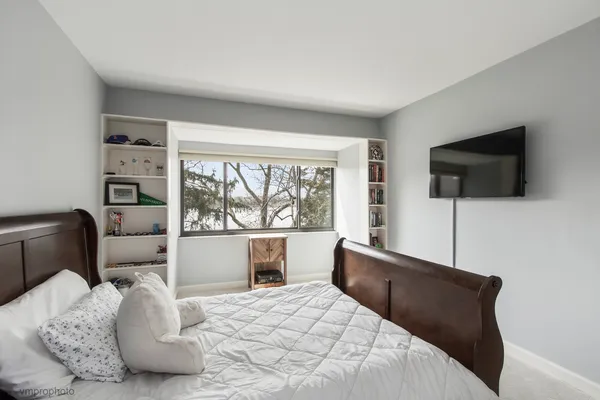 $749,900 | 312 Woodview Road, Lake Barrington, IL 60010