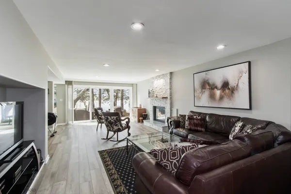 $749,900 | 312 Woodview Road, Lake Barrington, IL 60010