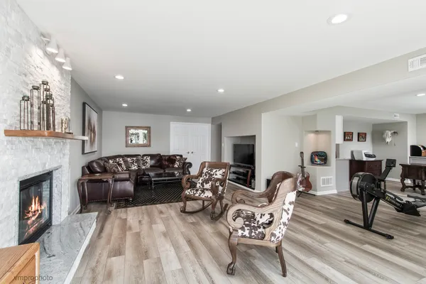 $749,900 | 312 Woodview Road, Lake Barrington, IL 60010