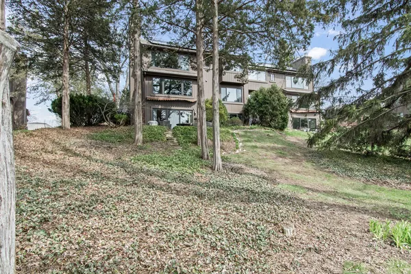 $749,900 | 312 Woodview Road, Lake Barrington, IL 60010