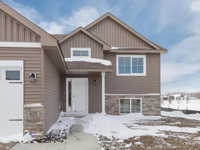 $389,900 | 425 Emma Street, Norwood Young America, MN 55368